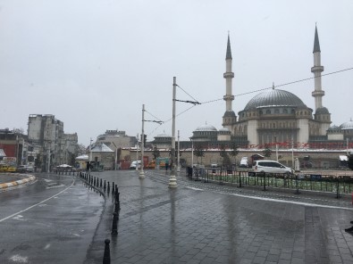 Kar Taksim Camii'nin Kubbesini Beyaza Bürüdü