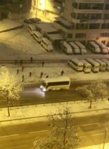 Kar Toplarıyla Minibüsü Hedef Alan Gençler, Sert Kayaya Çarptı