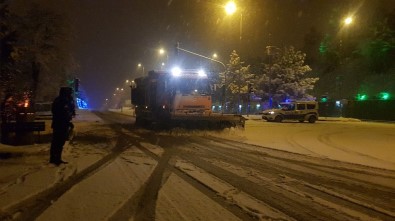 Kar Yağışını Gören Kısıtlamayı Bırakıp Sokaklara İndi