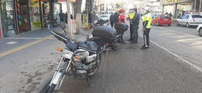 Motosiklet Yayalara Çarptı Açıklaması 2 Yaralı