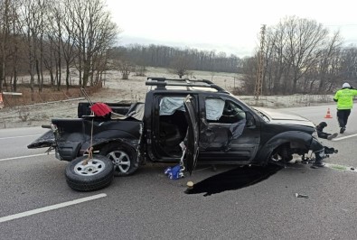 Samsun'da Kamyonet Su Kanalına Girip Bariyere Çarptı Açıklaması 2 Yaralı