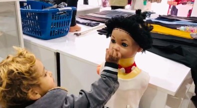 Suriyeli Miniğin Kekini Cansız Mankenle Paylaşması Yürekleri Isıttı