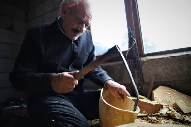 69 Yaşında, Saz Teknesi Yapıp Fransa'ya Bile Satıyor