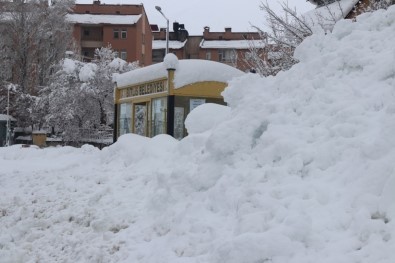 Bitlis'te Otobüs Durakları Ve Tek Katlı Evler Karda Kayboldu