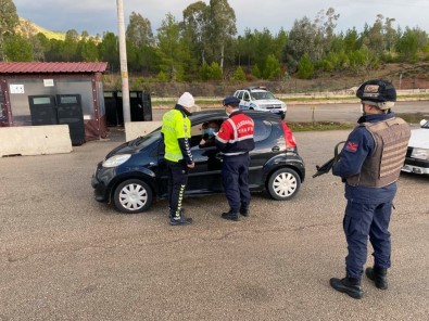 Denetimlerde Uyuşturucu Ve Kaçak İçki Ele Geçirildi