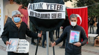 Evlat nöbeti tutan aileler HDP İzmir İl Başkanlığına siyah çelenk bıraktı