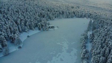 Gölcük Tabiat Parkı'ndaki Göl Buzla Kaplandı