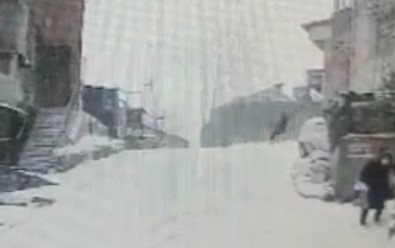 Kağıthane'de Buzlanan Yolda Düşen Vatandaşa Çarpan Otomobil Kayarak Duvara Çarptı