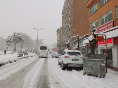 Kilimli'de Yoğun Kar Yağışı Hayatı Felç Etti