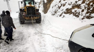 Siirt'te Karda Mahsur Kalan Yolcu Minibüsü Kurtarıldı