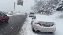 Sultangazi'de Kar Nedeniyle Sürücüler Araçlarını Yol Kenarına Park Etti Haberi