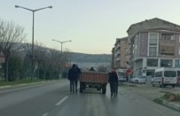 Bursa'da Traktöre Takılan Patenci Çocukların Tehlikeli Yolculuğu Kameralara Yansıdı Haberi