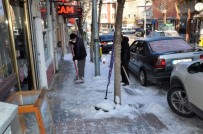 Emet Belediyesi Kaldırım Ve Caddelerin Buz Ve Karını Temizliyor Haberi