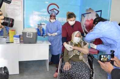 Erzurum'da Bakımevinde Kalan Yaşlılar Aşılanmaya Başlandı