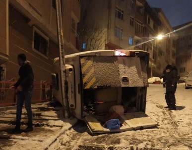İstanbul'da Servis Minibüsünün Takla Atıp Devrildiği An Kamerada