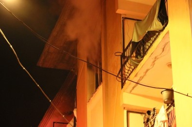 İzmir'de Yangın Paniği Açıklaması 1'İ Bebek 4 Kişi Dumandan Etkilendi