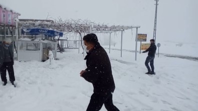 Kar En Çok Köylüleri Sevindirdi