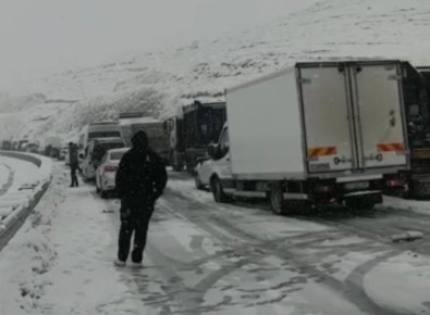 Kar Yağışı Hayatı Felç Etti, Mardin-Diyarbakır Karayolunda Ulaşım Durdu