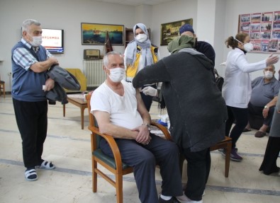 Karabük'te Yaşlılara Covid-19 Aşısı Yapılmaya Başlandı