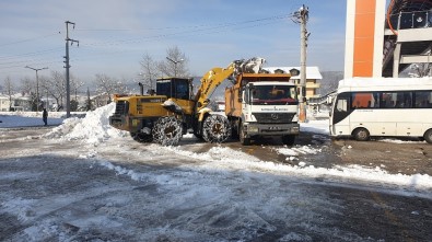 Kaynaşlı Belediyesi Kar Kütlelerini Kaldırıyor