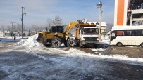 Kaynaşlı Belediyesi Kar Kütlelerini Kaldırıyor Haberi