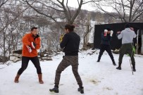 Kick Boks Tutkusu Kar Altında Antrenman Yaptırdı Haberi