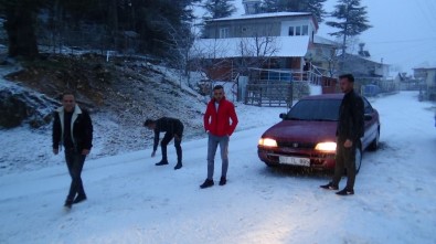 Kumluca'ya Yağan Kar Gençleri Heyecanlandırdı