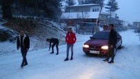 Kumluca'ya Yağan Kar Gençleri Heyecanlandırdı Haberi