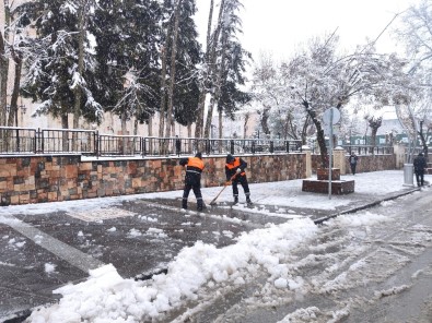 Silvan'da Kar Yağışı Hayatı Olumsuz Etkiledi Açıklaması 25 Köy Yolu Ulaşıma Kapandı