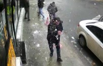 Şişli'de Bir Kişinin Başına Buz Sarkıtı Düştüğü An Kamerada Haberi