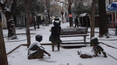 Tunceli'nin Merkezi Karla Tanıştı, Yüz Yüze Eğitim Gören Kurumlarda 1 Gün Ara Verildi