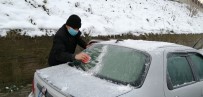 Vatandaşlar Araçlarının Üzerinde Donan Karları Temizledi Haberi