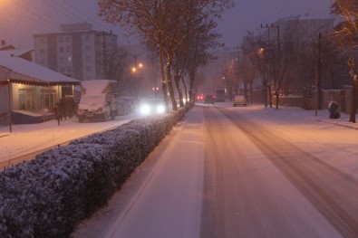 Yoğun Kar Yağışı Ulaşımı Olumsuz Etkiledi