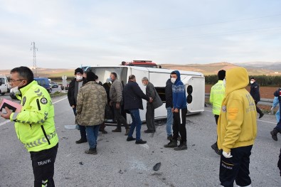 Yolcu Minibüsü İle Otomobil Çarpıştı Açıklaması 7 Yaralı