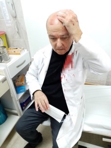 İzmir'de Doktora Taşlı Saldırı Açıklaması Maske Uyarısı Yapan Doktorun Kafasını Yardı