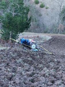 Sinop'ta Takla Atan Traktörden Fırlayan Sürücü Hayatını Kaybetti