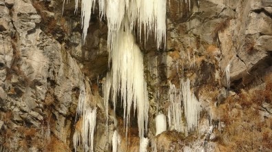 Ardahan'da Donan Şelalede Buz Sarkıtları Oluştu