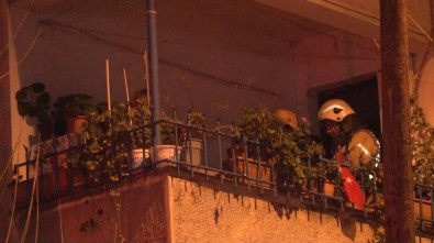Avcılar'da Alevlerin Yükseldiği Dairede Mahsur Kalan Vatandaşlar Balkona Sığındı