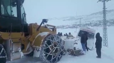 Buzlu Yolda Şarampole Düşen Midibüs Yol Açma Dozeri İle Kurtarıldı