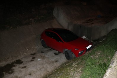 'Dur' İhtarına Uymayan Otomobil Dereye Uçtu
