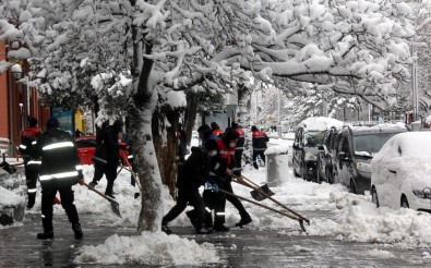 Erzincan'da Kardan Vatandaşların Mağduriyet Yaşamaması İçin İki Kurumda Esnek Çalışma Kaldırıldı