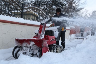 Erzurum Büyükşehir Belediyesi Ekipleri Karla Mücadeleye Devam Ediyor