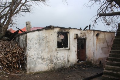 Giresun'da Çıkan Yangında Yaşlı Adamı Komşuları Kurtardı