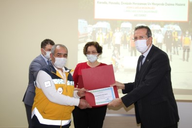 İzmir Depreminin Yaralarını Saran Sağlıkçılara Teşekkür Belgesi Verildi