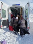 Köyde Mahsur Kalan 75 Yaşındaki Hasta, Kızakla Ambulansa Taşındı