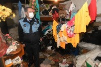 Mersin'de Bir Evden 5 Kamyon Çöp Çıkarıldı