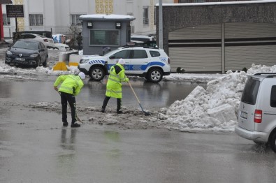 Polisler Ellerine Kürek Aldı, Yolda Biriken Kar Birikintilerini Temizledi