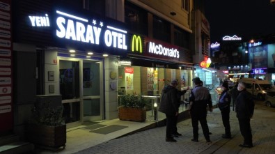 Sokakta Kalan Evsiz Vatandaşlara Yardım Eli