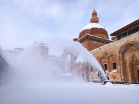 Tarihi İshak Paşa Sarayı'nda Kar Temizliği