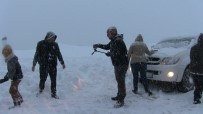 Artvin'de Kar Nedeniyle Yolda Kalan Vatandaşlar Çileyi Eğlenceye Çevirdi Haberi